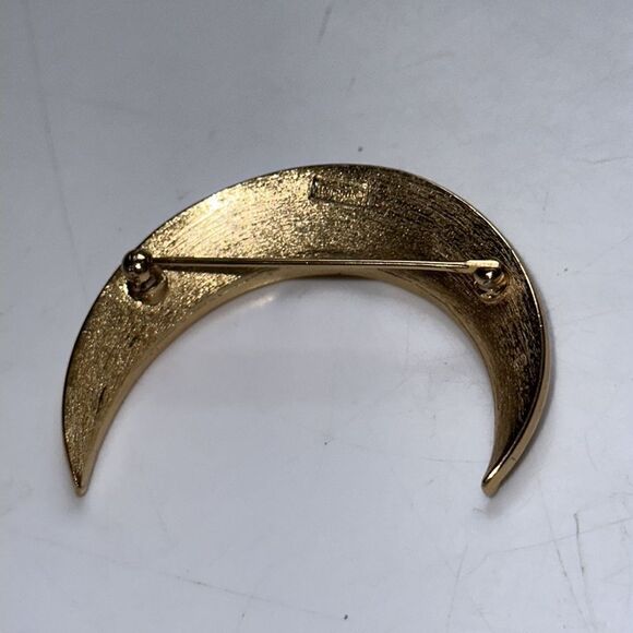 Vintage Trifari gold tone half moon/half circle brooch/pin - Picture 3 of 5